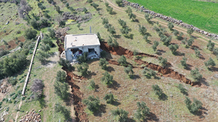<p>Kahramanmaraş merkezli 6 Şubat'taki depremlerden etkilenen Türkoğlu ile Nurdağı ilçeleri sınırında bulunan bir ev, yaklaşık 2,5 metre toprağa gömüldü.</p>