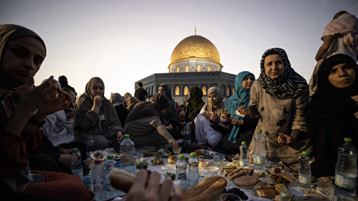 Filistin'in ve dünyanın dört bir yanından Kudüs'e gelerek Mescid-i Aksa'daki geleneksel iftar sofralarında buluşan Müslümanlar, burada ramazan günlerinin manevi ikliminin benzersiz olduğunu belirtiyor. Binlerce Filistinli ve yabancı Müslüman, başı rahmet, ortası bereket, sonu bağışlanma olan ramazan ayını, her akşam İslam'ın ilk kıblesi Mescid-i Aksa'da oruç açıp ibadet ederek idrak ediyor.