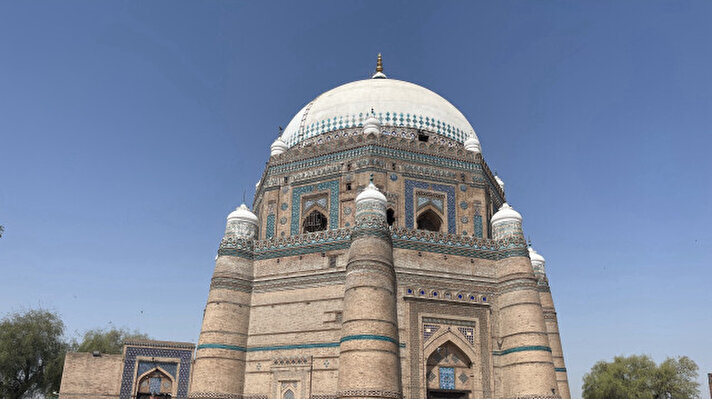 <p>في مدينة ملتان بإقليم البنجاب الباكستاني، تلمع شواهد تاريخية بتصاميم مميزة وعمارة أخاذة تروي عراقة المكان والحضارة.</p><p><br></p><p><br></p>
