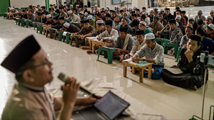 Endonezya'nın Batı Cava Eyaleti'nin Bogor kentindeki İslami eğitim veren bir yatılı okulun öğrencileri, Ramazan ayında dini eğitimlerinin yanı sıra birlikte iftar ve sahur da yapıyor.