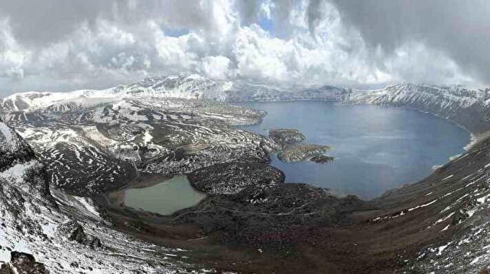 DÜNYANIN İKİNCİ, TÜRKİYE'NİN EN BÜYÜK KRATER GÖLÜ OLAN, BİTLİS'TEKİ NEMRUT DAĞI VE KRATER GÖLLERİNİN ZİRVEDEN KARLI MANZARASI GÖRENLERİ HAYRAN BIRAKIYOR.