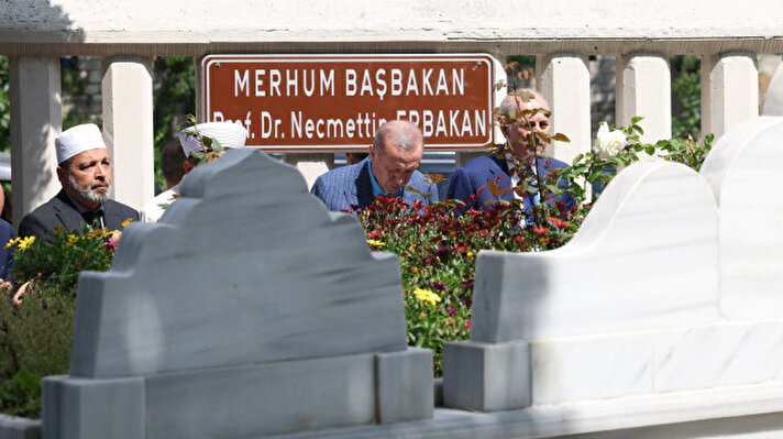 Cumhurbaşkanı Recep Tayyip Erdoğan, eski başbakanlardan merhum Prof. Dr. Necmettin Erbakan'ın kabrini ziyaret etti.
