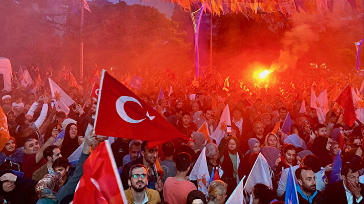 <p>Kocaeli'nin Gebze ilçesinde toplanan vatandaşlar, Cumhurbaşkanı Recep Tayyip Erdoğan'ın seçim başarısını kutladı.</p>