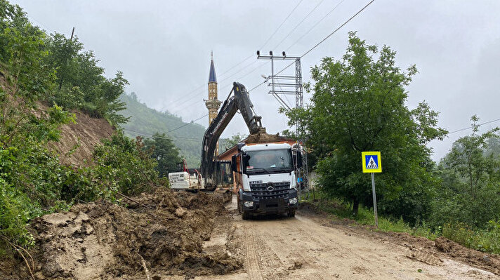 <p>Büyükşehir Belediyesinden yapılan açıklamaya göre, kentte 395 noktada ızgara temizliği, 495 noktada atık su tıkanıklığına müdahale, 310 adreste su tahliyesi, 17 noktada arıza giderme çalışması yapıldı. Gülsan Sanayi Sitesi'nde de salgın hastalığa karşı ilaçlamaya gidildi.</p>