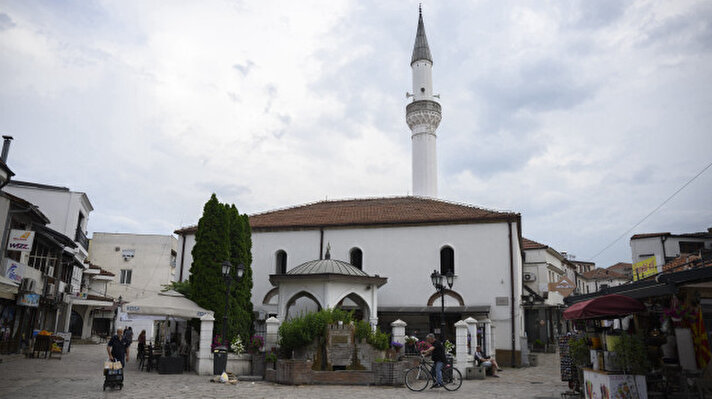 <p>بمبانيها التاريخية التي تنتمي إلى ثقافات وفترات مختلفة، مع بصمة عثمانية واضحة تطغى على المدينة، تستضيف إسكوبيه عاصمة مقدونيا الشمالية، سنويا آلاف السياح في جميع أوقات العام.</p><p><br></p><p><br></p>