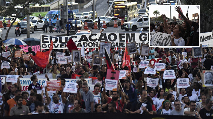 <p>Rio de Janeiro Valisi Claudio Castro'nun maaş iyileştirmelerini sadece kanunla belirlenen miktardan daha az kazanan öğretmenlere vadeden bir kararname duyurmasından sonra öğretmenler greve devam etti.</p>