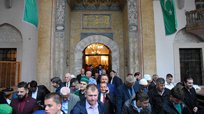 <p>اكتظت المساجد منذ ساعات صباح الأربعاء، في بلدان غرب منطقة البلقان بالمسلمين لأداء صلاة عيد الأضحى.</p><p><br></p><p><br></p>