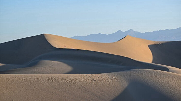 <p>مشاهد جوية للكثبان الرملية في "وادي الموت" بكاليفورنيا</p><p><br></p>