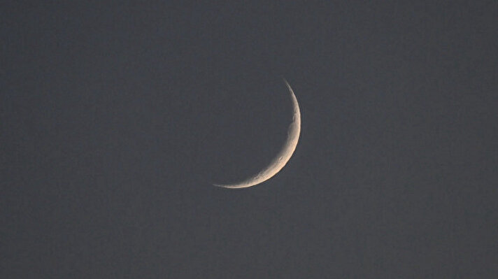 <p>Crescent moon sets over the San Francisco Bay Area from Alameda, California,&nbsp;United&nbsp;States.</p>