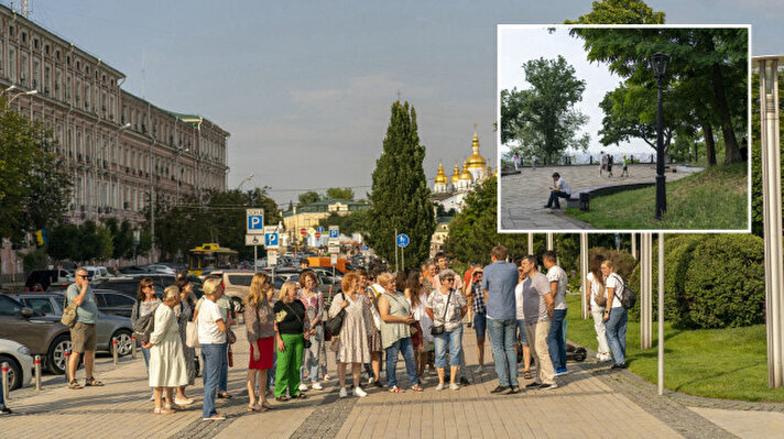 <p>Başkent Kiev'de mağazalar ve restoranlar faaliyetlerine devam ederken, vatandaşlar aileleriyle birlikte parklarda yürüyüş yapıyor ve çeşitli etkinliklere katılıyor.</p>