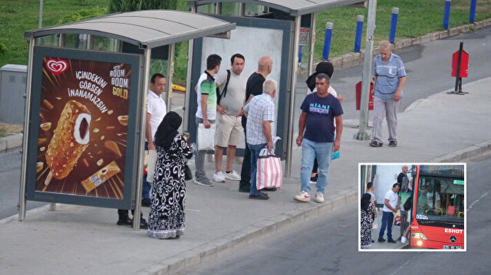 <p>Grevin ikinci gününde İzmir'de otobüs duraklarında ve caddelerde yoğunluk yaşandı.&nbsp;</p>