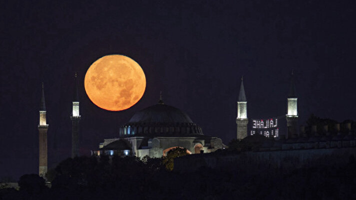 <p>A stunning super Moon rose over Istanbul's landmark Hagia Sophia Grand Mosque on&nbsp;Monday&nbsp;night.</p>