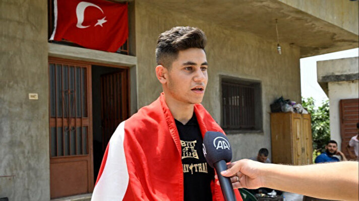 <p>ملاكم لبناني يرفع "العلم التركي" ابتهاجا بفوزه</p>