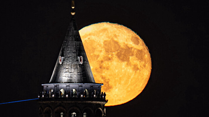 <p>&nbsp;A most dazzling supermoon rose over Istanbul landmarks on Wednesday&nbsp;night.</p>