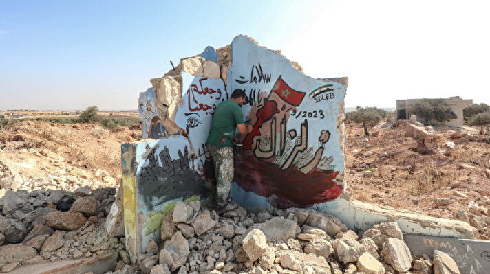 <p>أعرب رسّام الغرافيتي السوري عزيز أسمر، عن تضامنه مع منكوبي زلزال المغرب عبر الرسم على جدران مبنى مهدّم في منطقة إدلب، شمال غربي سوريا.</p><p><br></p><p><br></p>