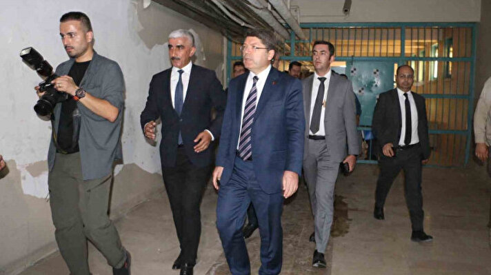 <p>&nbsp;Diyarbakır’da temaslarını sürdüren Adalet Bakanı Yılmaz Tunç, bir dönem işkencelerle anılan eski E Tipi Kapalı Cezaevinde incelemelerde bulundu.&nbsp;</p>