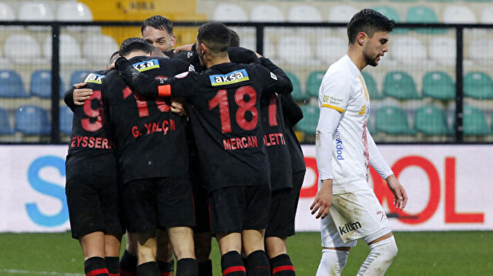 <p>Süper Lig'de oynanan Karagümrük-Kayserispor maçında ev sahibi takım 4-1'lik galibiyetle sahadan ayrıldı. Farklı kazanan Karagümrük'te maçın yıldızı ise haftalardır beklenti duyulan Marcus Rohden oldu.</p>