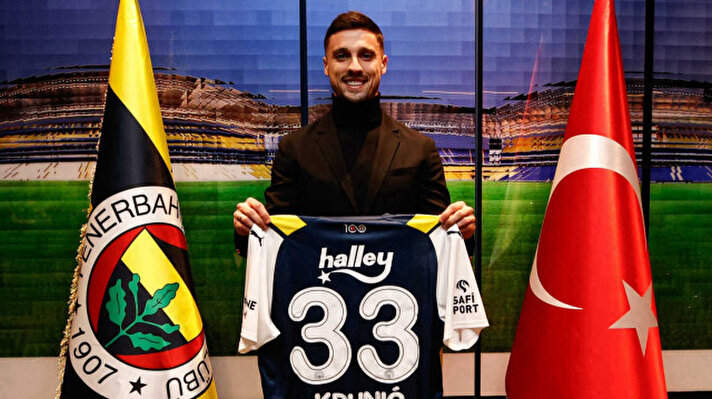 <p>Rade Krunic Fenerbahçe'de 33 numaralı formayı giyecek.</p>