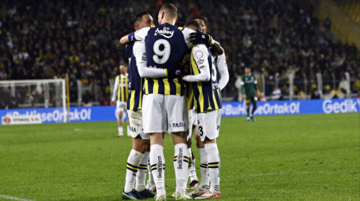 <p>Fenerbahçe ligde zirvede yer alıyor</p>