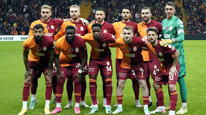 <p>Galatasaray'da son günlerde Sacha Boey'un ayrılığı konuşuluyor. Bununla birlikte birçok futbolcuya yapılan teklifin olduğu da gündemde. Ayrılık meselesine ilişkin son yapılan açıklama ise takımın en sevilen futbolcularından birinden geldi.&nbsp;</p>