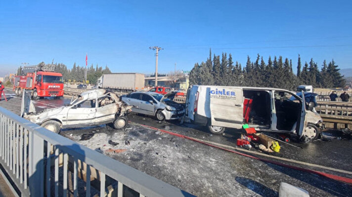 <p>Muğla'da 4 aracın karıştığı zincirleme kazada 1'i ağır, 7 kişi yaralandı, 2 araçta çıkan yangın da itfaiye ekipleri tarafından söndürüldü.</p>