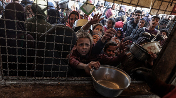 <p>İsrail ordusunun saldırılarından kaçarak Gazze Şeridi'nin Han Yunus kentine bağlı el Mavasi bölgesine sığınan Filistinlilere, hayır kurumları tarafından ekmek dağıtımı yapıldı.</p>