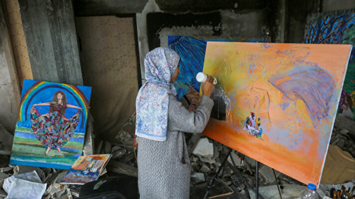 <p>بين جدران مرسمها المدمرة والمحترقة، ترسم الفنانة التشكيلية ميساء يوسف لوحات فنية تجسد معاناة الفلسطينيين وآلامهم جراء استمرار حرب الإبادة الإسرائيلية منذ 7 أكتوبر/ تشرين الأول 2023.</p><p><br></p><p><br></p>