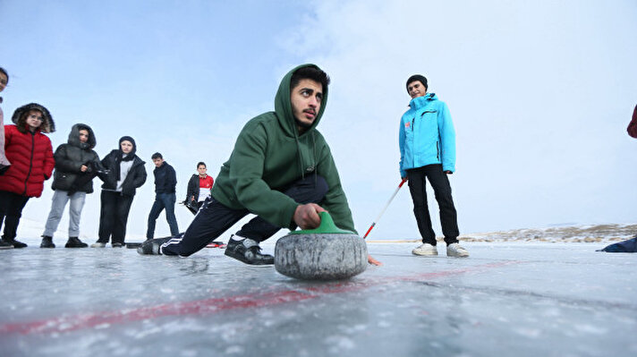 <p>Kars ile Ardahan sınırında bulunan ve yüzeyi kısmen donan Çıldır Gölü, curling sporcuları için antrenman alanı oldu. </p>