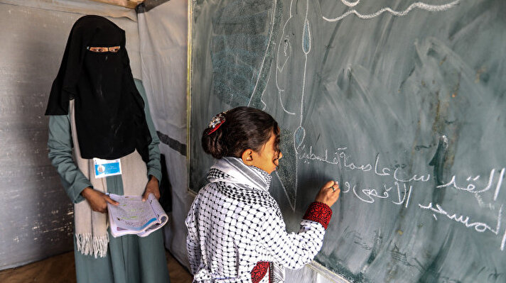 <p>İsrail'in Gazze'ye yönelik saldırıları bir yılı geride bırakırken kentte binlerce öğrenci eğitimden mahrum kaldı.</p>