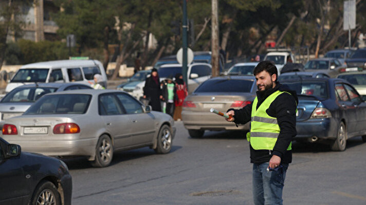 <p>شبان سوريون يتطوعون لحل مشكلة المرور في مدينة حلب</p><p><br></p>