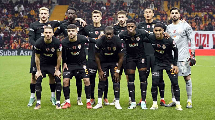 <p>Galatasaray'da iki oyuncunun bileti kesildi.</p>