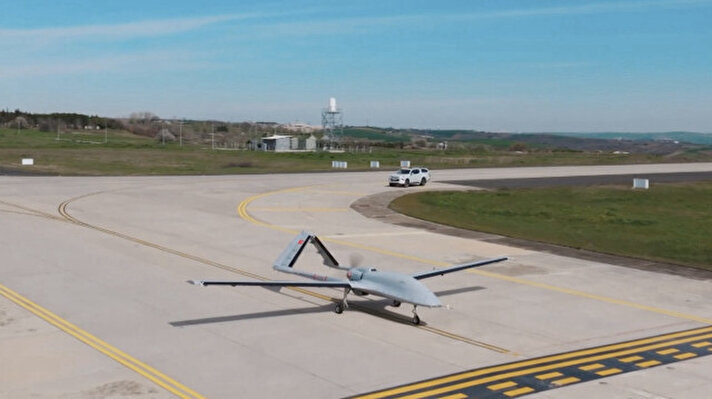 <p>أجرت مُسيرة "بيراقدر تي بي 3" التركية بنجاح أول اختبار طيران مع نظام "ASELFLIR-500" الكهروبصري محلي الصنع للاستطلاع والمراقبة والاستهداف، الذي يعد الأفضل من نوعه في العالم.</p><p><br></p><p><br></p>