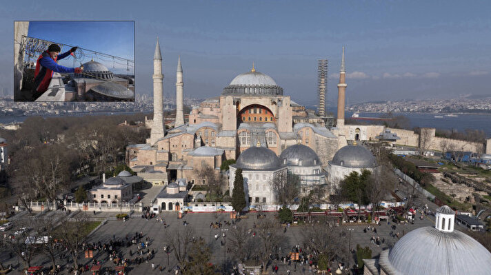 <p>On bir ayın sultanı ramazanın yüzyıllardır süregelen geleneği mahyalar, İstanbul'daki camilere asılmaya başlandı. Her ramazanda camileri süsleyen mahyalara ilişkin Eyüpsultan Camisi'nin ardından Ayasoyfa Camii ile devam eden çalışmalar dron ile görüntülendi.</p>
