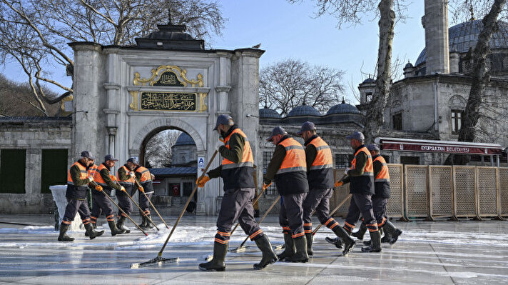 <p>في إطار الاستعدادات التقليدية لاستقبال شهر رمضان، استخدمت السلطات المحلية ماء الورد أثناء تنظيف مسجد "السلطان أيوب" التاريخي والذي يحتضن قبر الصحابي أبو أيوب الأنصاري، في مدينة إسطنبول.</p><p><br></p><p><br></p>