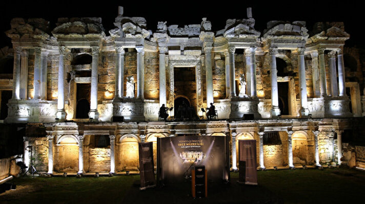 <p>SICPA Türkiye Genel Müdürü Sami Çebi, Pamukkale'de Hierapolis Antik Kenti'ndeki antik tiyatroda düzenlenen "Hierapolis Ören Yerinde Gece Müzeciliği" projesinin tanıtım toplantısında, 2018 yılından itibaren ülke genelinde 70'den fazla müze ve ören yerinde işletme ve bilet satış kanallarının geliştirilmesi vazifesini bir kamu hizmeti olarak yürüttüklerini söyledi.</p>