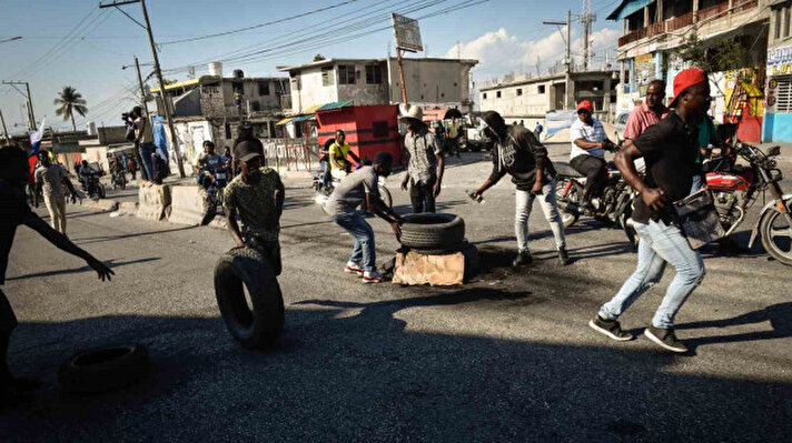 <p>Haiti'de çetelerin yol açtığı şiddet olayları ve hükümet karşıtı eylemleri ülkeyi kaosa sürükledi.</p>