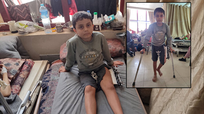 <p>Desteksiz yürüyemeyen çocuk, Deyr Balah'taki Aksa Şehitleri Hastanesi'nde tedavi için bekliyor.</p>