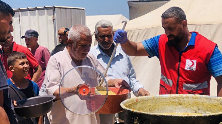 <p>غزة.. الهلال الأحمر التركي يقدم يوميا 15 ألف وجبة في دير البلح</p>