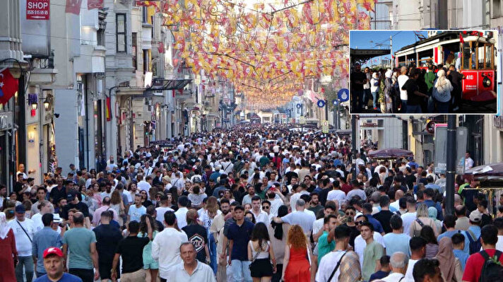 <p>İstanbul'un yerli ve yabancı turistler tarafından en çok ziyaret edilen bölgelerinden olan Taksim Meydanı ve İstiklal Caddesi, bayramın ikinci gününde ziyaretçi akınına uğradı.</p>