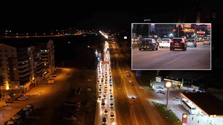 <p>43 ilin geçiş güzergahında yer alan ve "kilit kavşak" olarak adlandırılan Kırıkkale'de akşam saatlerinden itibaren trafik yoğunluğu başladı.&nbsp;</p>