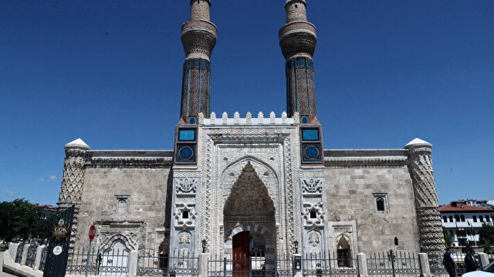 <p>منذ افتتاحها أمام الزوار في يناير/ كانون الثاني 2021، استقبلت "المدرسة الزرقاء" بمدينة سيواس وسط تركيا، حوالي 371 ألف زائر، وعرضت معلومات عن نظام التعليم في أطوار الحضارة الإسلامية، بعد خضوعها لأعمال ترميم شاملة.</p><p><br></p><p><br></p>