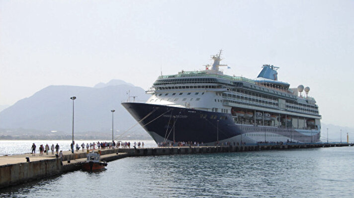 <p>ألانيا التركية تستضيف سفينة سياحية عملاقة</p>