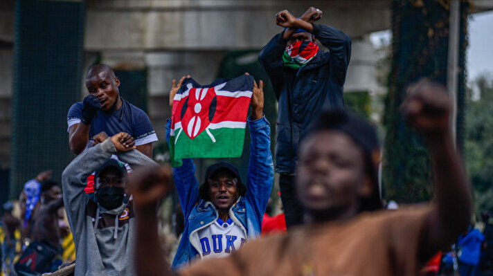 <p style="text-align: justify;">Des heurts ont éclaté mardi à Nairobi, capitale du Kenya, entre manifestants antigouvernementaux et partisans du gouvernement. Le 23 juillet, des centaines de manifestants ont bravé l'interdiction de la police pour descendre dans les rues de plusieurs villes kenyanes. Ces manifestations font partie d'une série de rassemblements qui secouent le pays d'Afrique de l'Est. .</p>