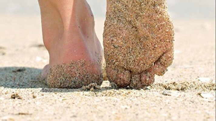<p>Çıplak ayakla kumda yürümenin faydaları</p>