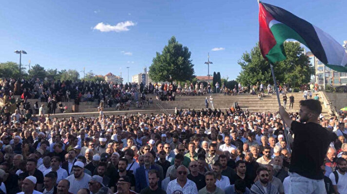 <p>Les croyants se sont regroupés sur la place centrale de Sivas, dans l'est de la Türkiye, pour une prière funéraire dédiée à Ismail Haniyeh.	</p>