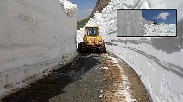 <p>Hakkari İl Özel İdaresi Genel Sekreterliği ve Yüksekova İlçe Özel İdare Müdürlüğü Şantiye Şefliği ekipleri, ilçe merkezine 40 kilometre uzaklıkta bulunan İkiyaka Dağlarında yer alan yolda karla mücadele çalışmalarını sürdürüyor.&nbsp;</p>