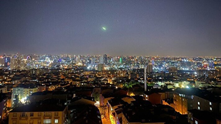 <p>إسطنبول.. رصد حزمة أشعة ساطعة نازلة من السماء</p>