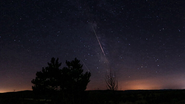 <p>Swift-Tuttle kuyruklu yıldızının bıraktığı partiküllerin her yıl ağustos ayında dünya atmosferine girmesiyle oluşan perseid meteor yağmuru bu adı gökyüzünde görünür saçılma noktası Perseus Takımyıldızı'na denk geldiği için alıyor.</p>