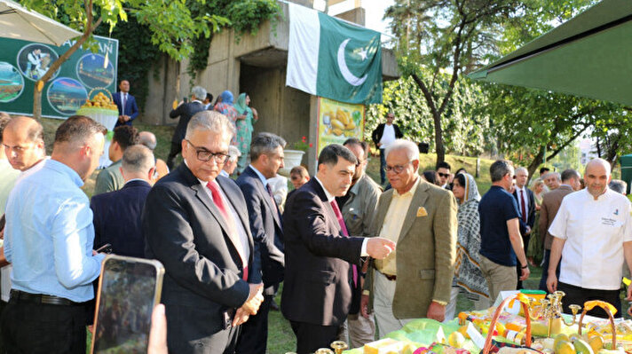 <p>L'ambassadeur du Pakistan en Türkiye, Dr Yousaf Junaid a souligné que le Pakistan est le 5e producteur et le 7e exportateur de mangues au monde.</p><p><br></p>