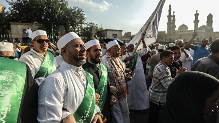 <p>وتقيم الطرق الصوفية عادة مواكب في ثلاث مناسبات دينية في مصر كل عام هي: مولد النبي محمد، والهجرة النبوية، وحلول شهر رمضان.</p><p><br></p><p><br></p>